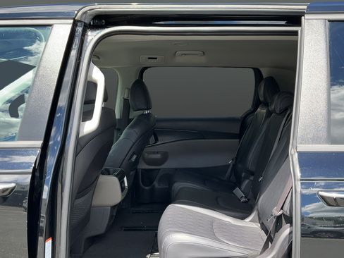 Used 2025 Kia Carnival FWD image 19