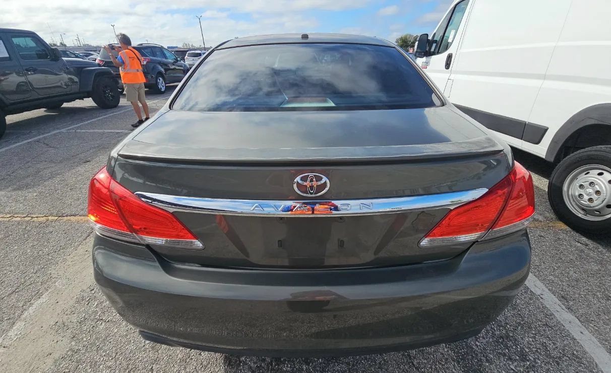 Used 2011 Toyota Avalon Limited FWD image 3