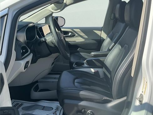 Used 2024 Chrysler Pacifica Select image 42