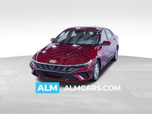 Used 2025 Hyundai Elantra SE image 1