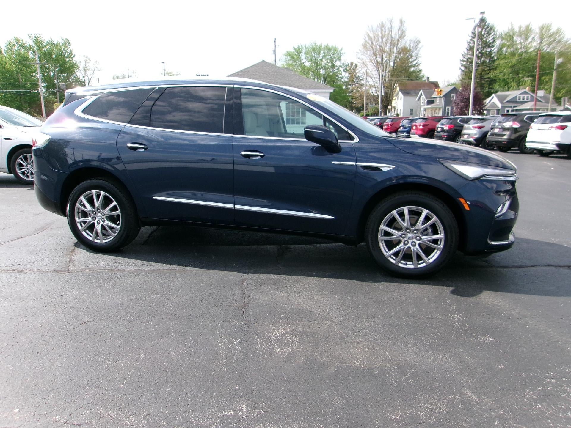 Used 2023 Buick Enclave Essence w/ Experience Buick Package FWD image 4