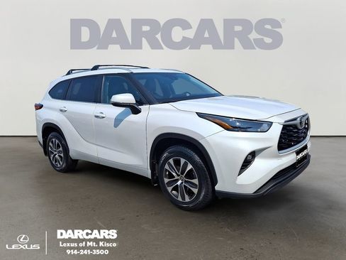 Used 2023 Toyota Highlander XLE AWD/4WD image 1