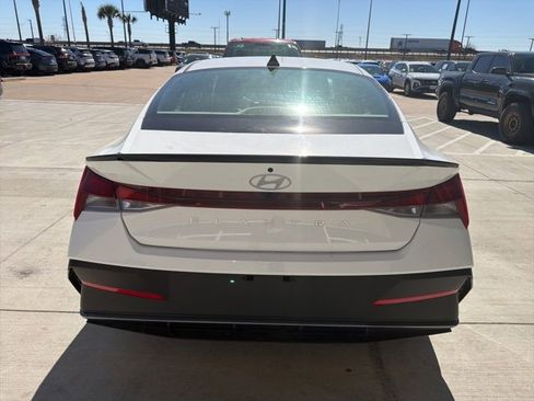 Used 2025 Hyundai Elantra Sport image 12