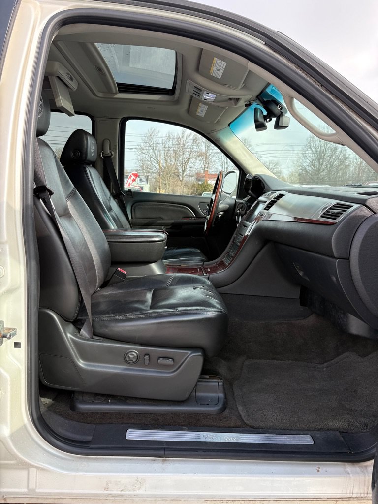 Used 2007 Cadillac Escalade AWD w/ Information Package image 11