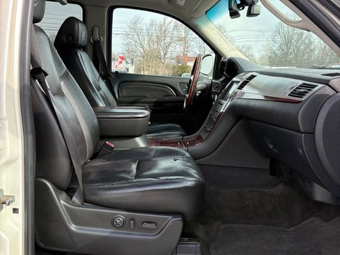 Used 2007 Cadillac Escalade LUXURY w/ Information Package image 11