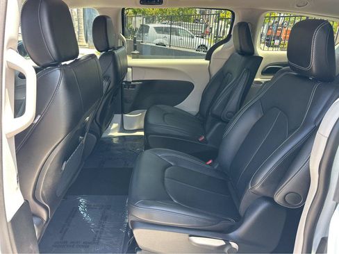 Used 2024 Chrysler Pacifica Limited FWD image 10