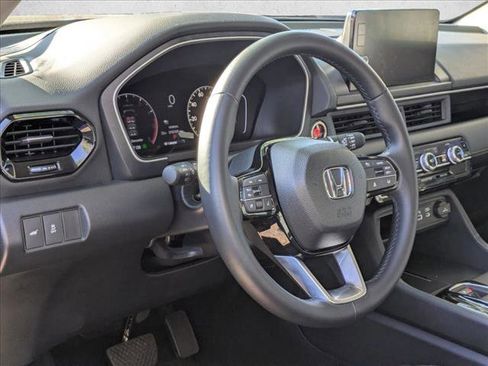 Used 2025 Honda Pilot Touring image 3