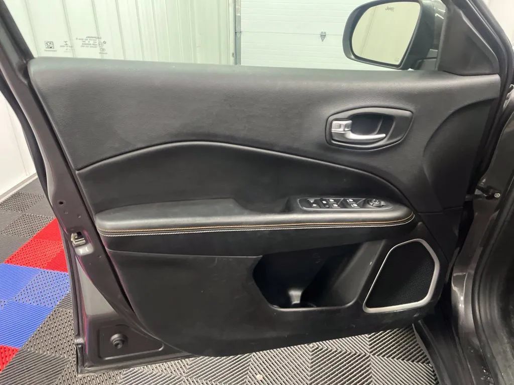 Used 2018 Jeep Compass Latitude w/ Popular Equipment Group AWD/4WD image 20
