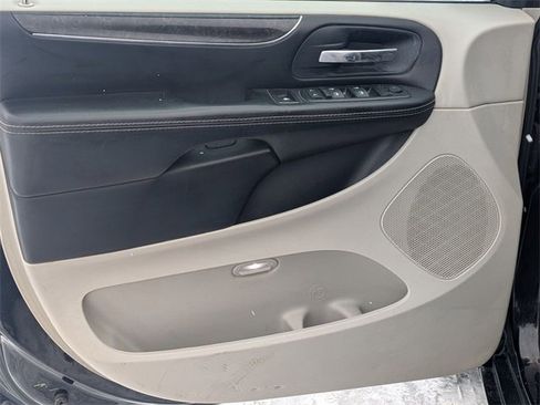 Used 2014 Chrysler Town & Country Touring image 12