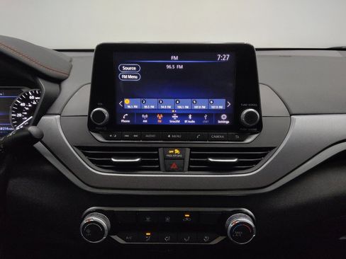 Used 2024 Nissan Altima 2.5 SR FWD image 25