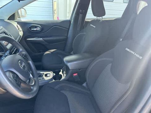 Used 2021 Jeep Cherokee Latitude AWD/4WD image 3