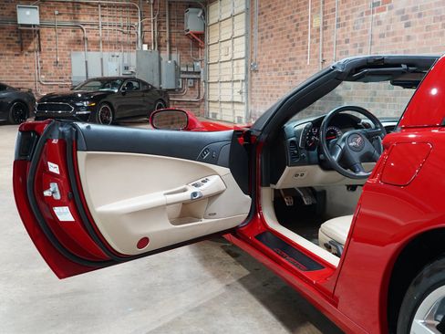 Used 2005 Chevrolet Corvette Coupe w/ Preferred Equipment Group RWD image 39