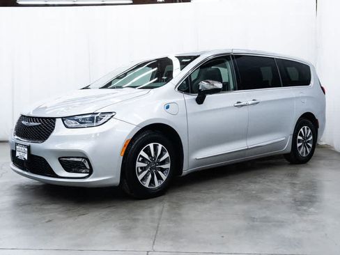 Used 2023 Chrysler Pacifica Limited FWD image 3