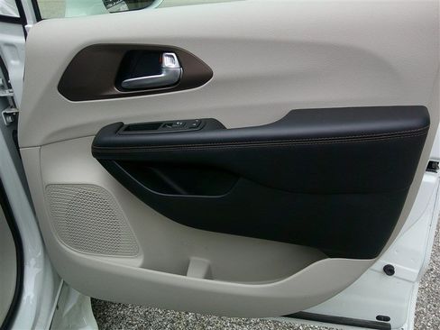 Used 2018 Chrysler Pacifica Touring Plus FWD image 21