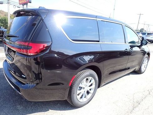 New 2026 Chrysler Pacifica Select image 7