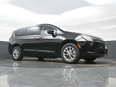 New 2027 Chrysler Pacifica Select AWD/4WD image 20