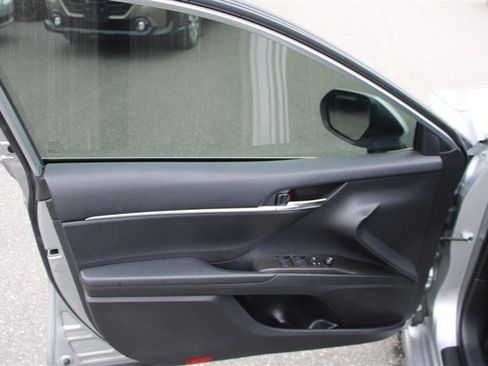 Used 2022 Toyota Camry SE image 7