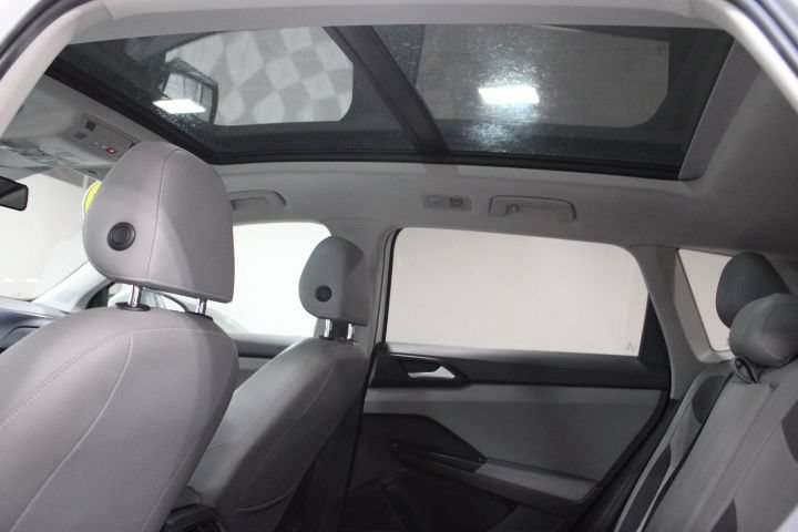 Used 2022 Volkswagen Taos SE w/ Panoramic Sunroof Package FWD image 3