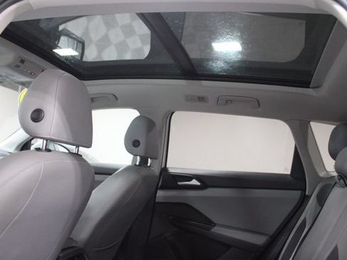 Used 2022 Volkswagen Taos SE w/ Panoramic Sunroof Package FWD image 3
