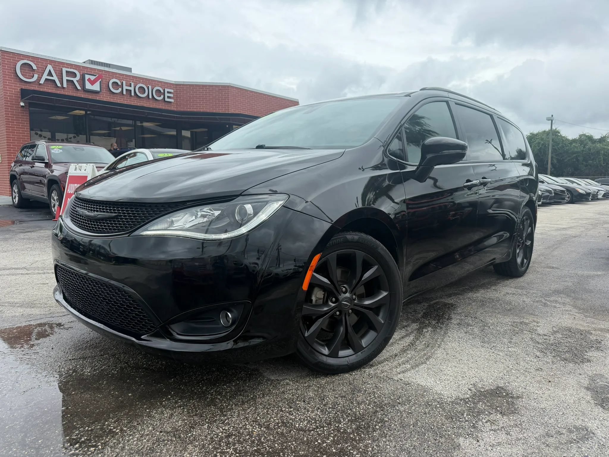 Used 2019 Chrysler Pacifica Limited w/ S Appearance Package FWD image 1