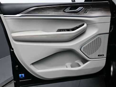 Used 2023 Jeep Grand Cherokee L Overland w/ Luxury Tech Group IV image 9