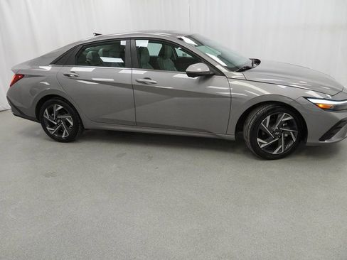 Used 2024 Hyundai Elantra Limited image 9