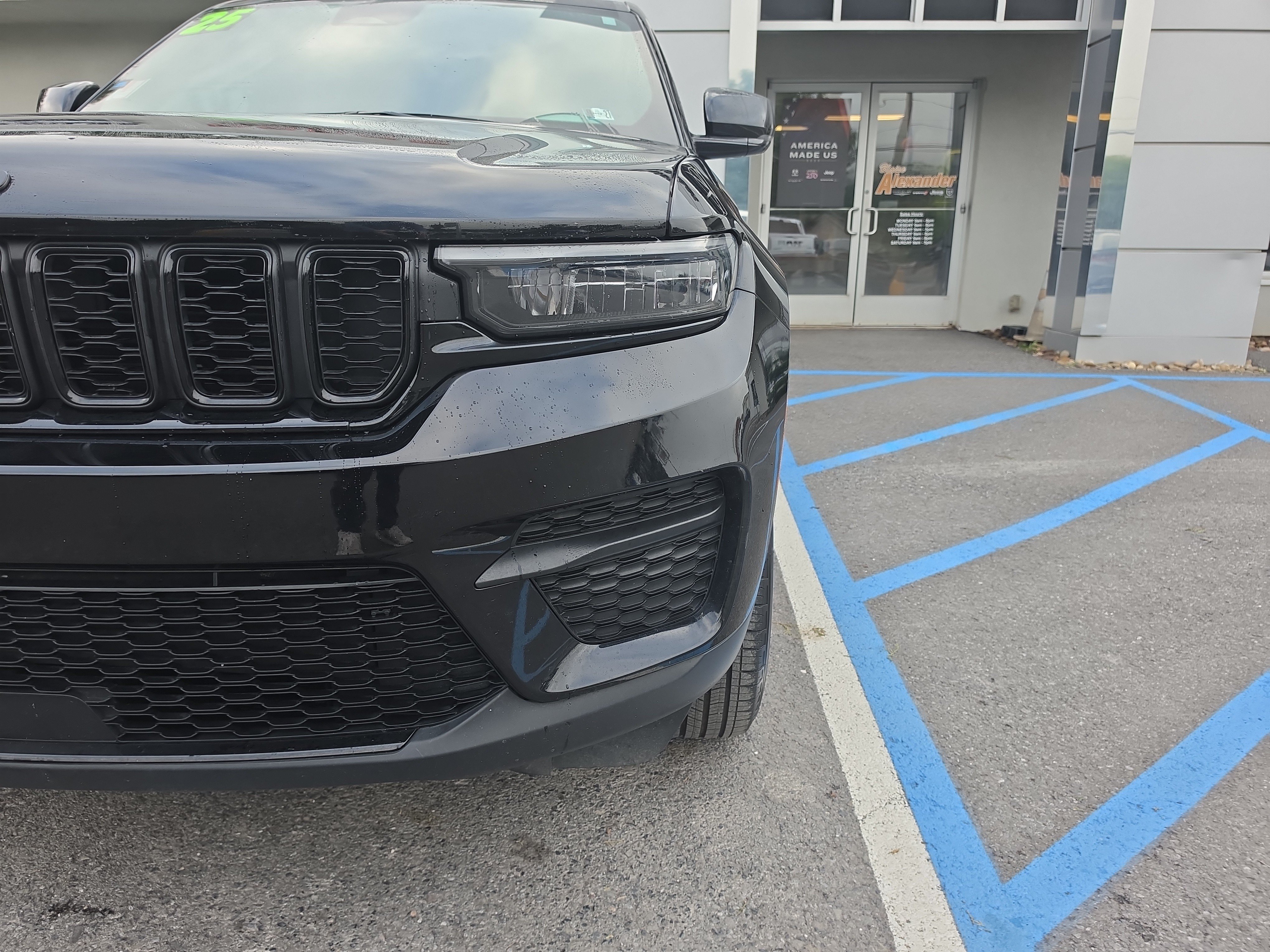 Used 2025 Jeep Grand Cherokee Altitude AWD/4WD image 10