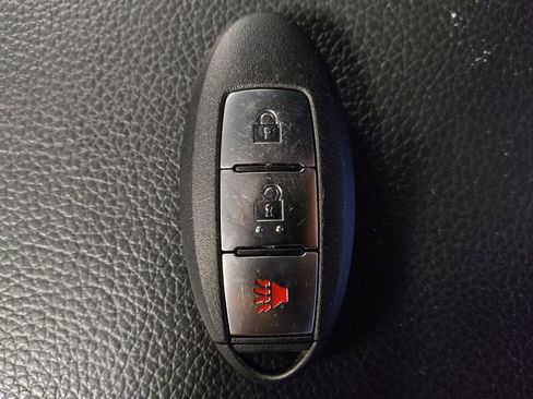 Used 2018 Nissan Titan SV w/ SV Convenience Package image 32