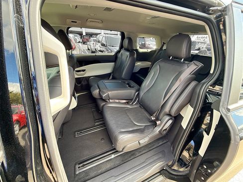 Used 2024 Kia Carnival EX image 27