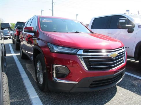 Used 2023 Chevrolet Traverse LT image 1