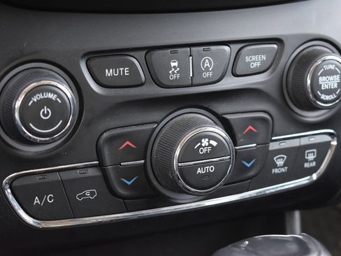 Used 2019 Jeep Cherokee Trailhawk w/ Comfort/Convenience Group image 12