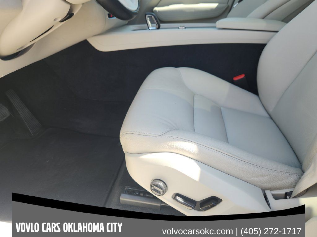 Certified 2024 Volvo XC60 B5 Plus w/ Protection Package Premier AWD/4WD image 19