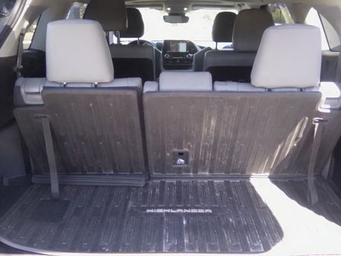 Used 2022 Toyota Highlander XLE image 9