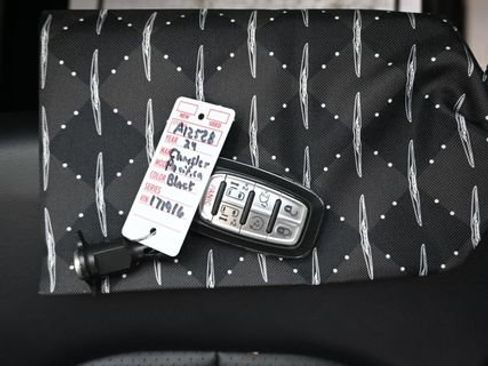 Used 2024 Chrysler Pacifica Touring-L image 12