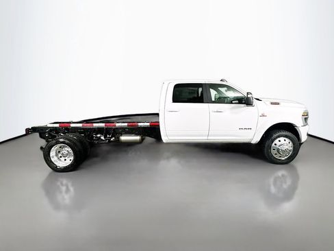 New 2026 RAM 4500 4x4 Crew Cab DRW w/ Laramie Trim Package image 8