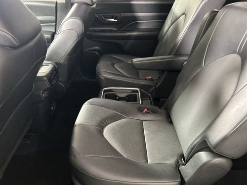 Used 2025 Toyota Grand Highlander AWD image 23
