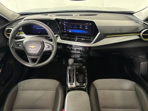 Used 2025 Chevrolet Trax LT FWD image 32