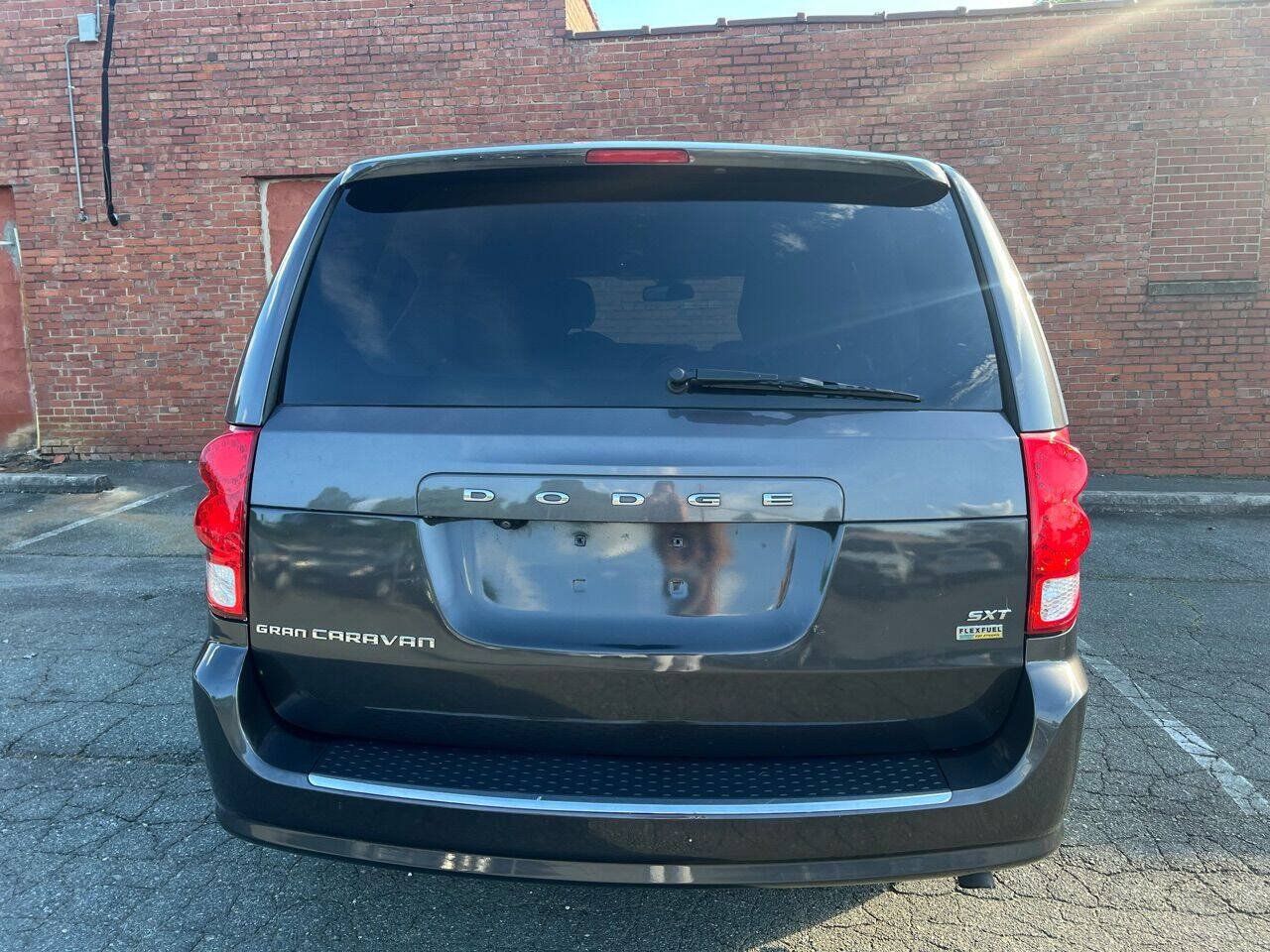 Used 2019 Dodge Grand Caravan SXT FWD image 4
