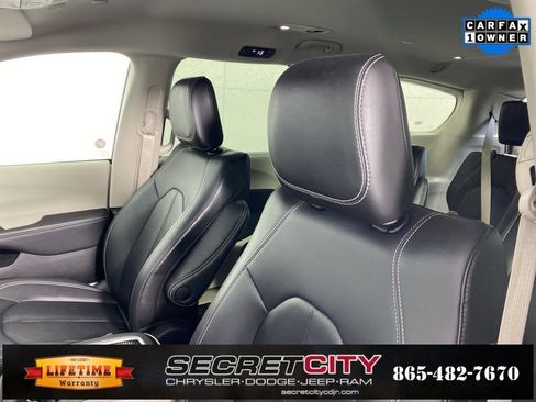 Used 2024 Chrysler Pacifica Touring-L image 10