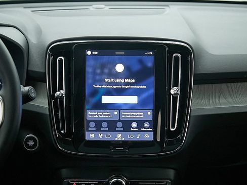 Certified 2026 Volvo XC40 B5 Plus AWD/4WD image 28