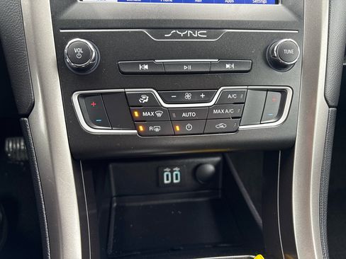 Used 2020 Ford Fusion SE image 24