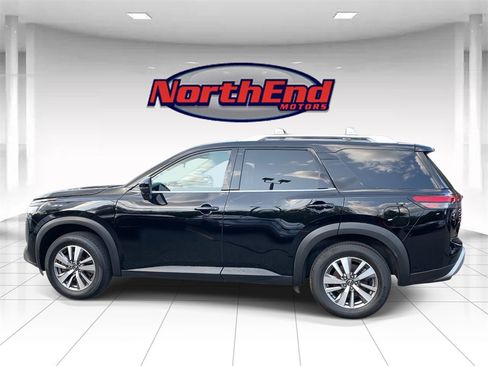 Used 2023 Nissan Pathfinder SL w/ Black Appearance Package image 4
