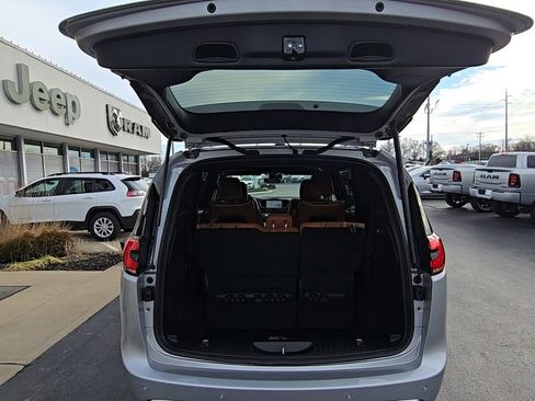 New 2026 Chrysler Pacifica Pinnacle image 16