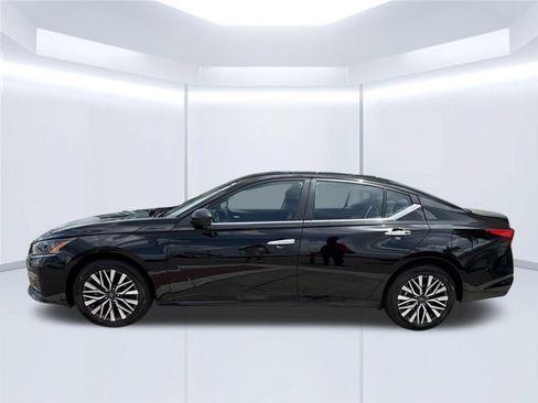 Used 2025 Nissan Altima 2.5 SV AWD/4WD image 3