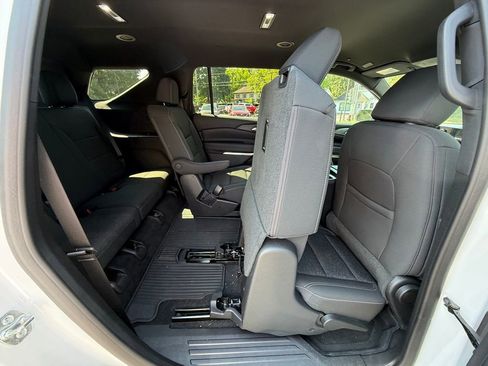 Used 2024 Chevrolet Traverse LT w/ Enhanced Driving Package image 32