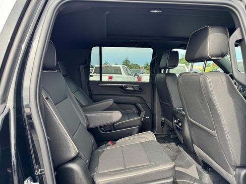 Used 2026 Chevrolet Suburban Premier w/ Sun And Tow Package AWD/4WD image 10
