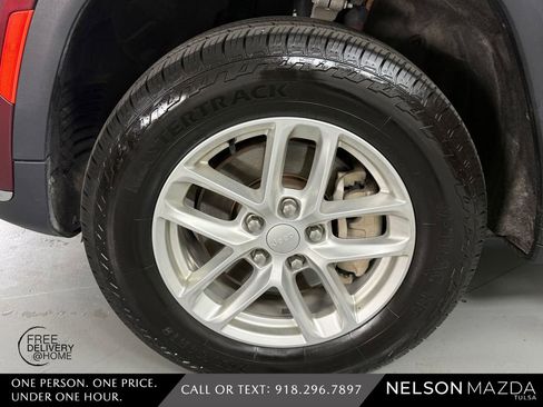 Used 2023 Jeep Grand Cherokee L Laredo image 11