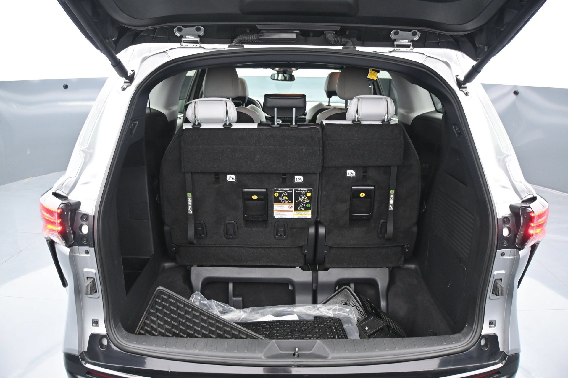 Used 2025 Toyota Sienna XSE AWD/4WD image 16
