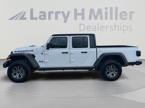 Used 2025 Jeep Gladiator Mojave w/ Convenience Group AWD/4WD image 2