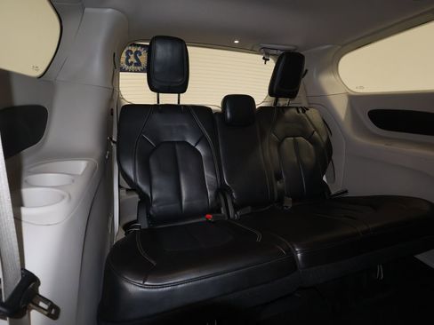 Used 2023 Chrysler Pacifica Touring-L image 22